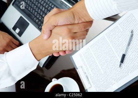 Photo de handshake de partenaires d'affaires après avoir heurté face Banque D'Images