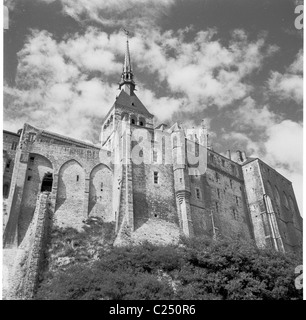 France, années 1950, historique l'ancienne abbaye du Mont-Saint-Michel, Normandie, construite sur une île, l'équivalent du Mont St Michel, Cornouailles, Royaume-Uni. Banque D'Images