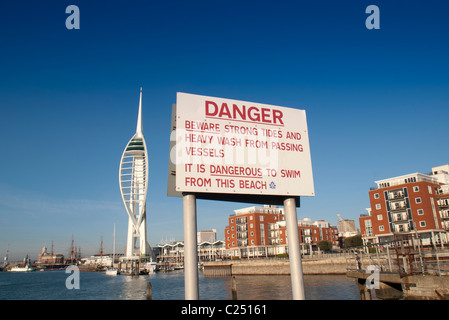 Panneau d'avertissement à propos de courants dangereux en face de la tour Spinnaker portsmouth Banque D'Images