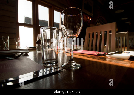 Réglage de la table dans un restaurant. Banque D'Images