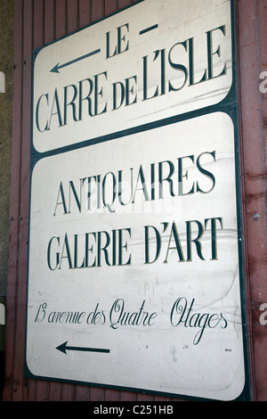 Antique Shop sign in LIsle sur la Sorgue, Vaucluse, Provence, France. Banque D'Images