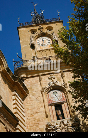 Tour de l'horloge avec l'horloge astronomique, Aix en Provence, Bouches du Rhône, Provence, France. Banque D'Images