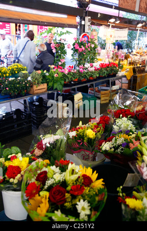 Vente de fleurs à décrochage il cours Massena marché dans la vieille ville, Antibes, Alpes Maritimes, Provence, France. Banque D'Images