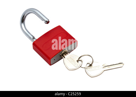 Clé et Cadenas rouge isolé sur fond blanc Banque D'Images