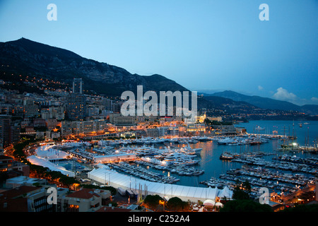 Vue sur le port de Monte Carlo vu du rocher, Monaco. Banque D'Images