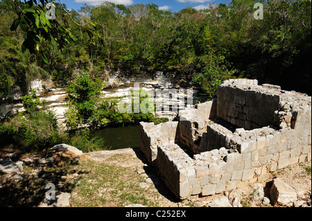 Cenote Sagrado (puits sacré) à Chichen Itza, Yucatan, Mexique Banque D'Images