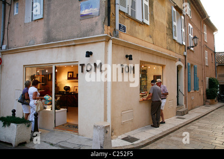 Dans la rue Vieille Ville avec des boutiques exclusives, de la vieille ville, St Tropez, Var, Provence, France. Banque D'Images