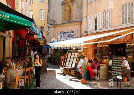 Restaurants en plein air dans le Vieil Aix, le vieux quartier d'Aix en Provence, Bouches du Rhône, Provence, France. Banque D'Images