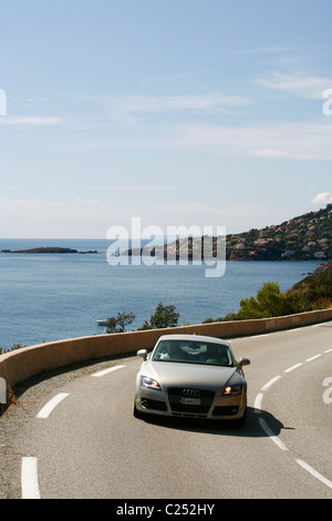 Voiture roulant le long de la côte de la route de l'Esterel, Var, Provence, France. Banque D'Images