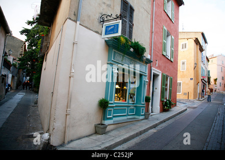 Dans la rue Vieille Ville, de la vieille ville, St Tropez, Var, Provence, France. Banque D'Images