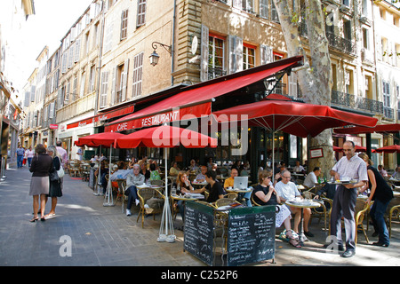 Café sur le Cours Mirabeau, Aix en Provence, Bouches du Rhône, Provence, France. Banque D'Images