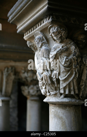 Sculptures en pierre sur les colonnes du cloître de l'abbaye de Montmajour, Provence, France. Banque D'Images