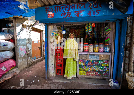La vie quotidienne, des bidonvilles près de Colaba, Mumbai, Inde Banque D'Images