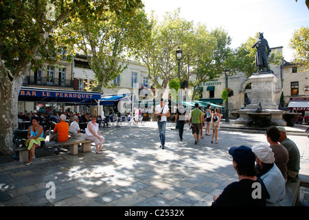 Les gens de la Place St Louis, Aigues Mortes, Provence, France. Banque D'Images