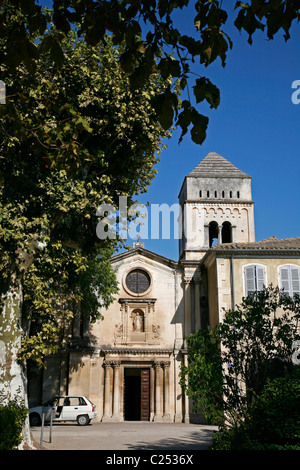 L'église de St Paul de Mausole, St Remy de Provence, Bois du Rhone, Provence, France. Banque D'Images