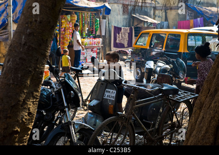 La vie quotidienne, des bidonvilles près de Colaba, Mumbai, Inde Banque D'Images