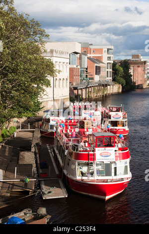 Les bateaux de plaisance amarrés pour la soirée le long de la rivière Ouse dans la ville de New York, East Yorkshire Banque D'Images