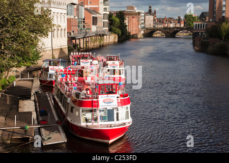 Les bateaux de plaisance amarrés pour la soirée le long de la rivière Ouse dans la ville de New York, East Yorkshire Banque D'Images