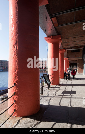 Colonnes rouges sur le côté de l'Albert Dock, Liverpool Banque D'Images