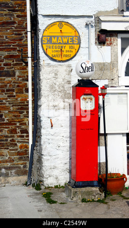 Pompes à essence à l'ANCIENNE À St MAWES. CORNWALL UK. Banque D'Images