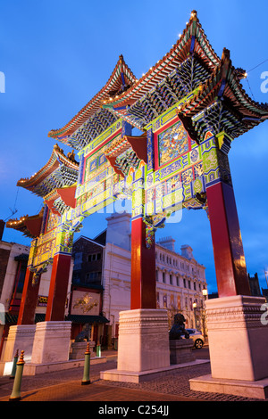 L'impressionnante passerelle sur le haut de la rue Nelson, China Town, Liverpool Banque D'Images