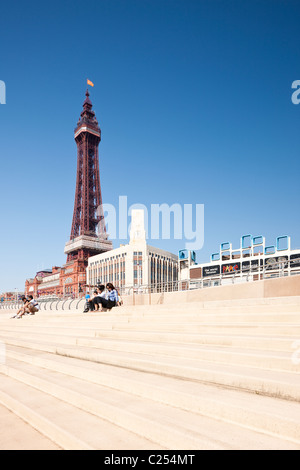 La tour de Blackpool sur les étapes à la plage de Blackpool, dans le Lancashire, Angleterre, RU Banque D'Images