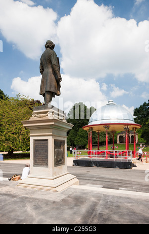 Titus Salt statue et le kiosque dans Roberts Park à Saltaire, Yorkshire, UK Banque D'Images