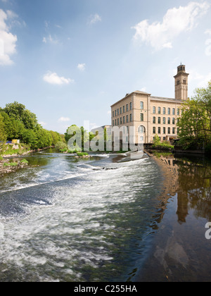 La recherche à travers le barrage vers Moulin Sels de Saltaire, Yorkshire, UK Banque D'Images