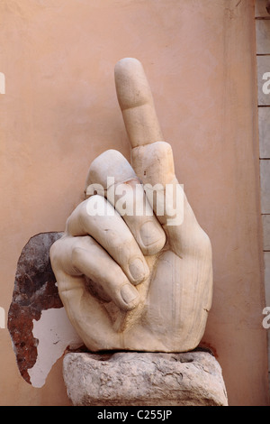 Main surdimensionnée à partir de la statue géante de l'empereur romain Constantin au Musée du Capitole à Rome Banque D'Images