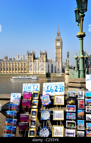 Chambres du Parlement avec en premier plan de décrochage souvenirs ,Londres Banque D'Images