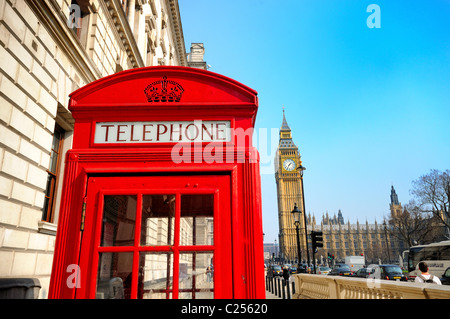 Boîte de téléphone rouge Londres avec Big Ben en arrière-plan Banque D'Images