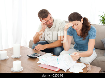 Young couple faisant leurs comptes dans la salle de séjour Banque D'Images