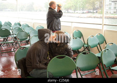 Couple à bord du ferry pour Staten Island New York USA Banque D'Images