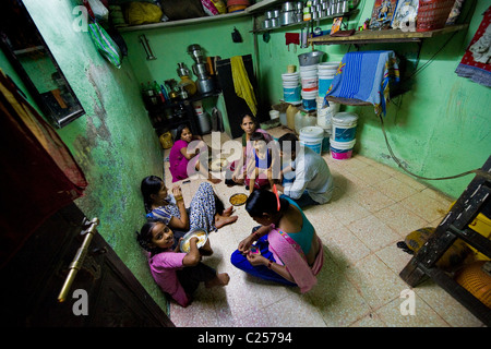 La famille indienne dans la maison, la vie quotidienne dans le bidonville près de Colaba, Mumbai, Inde Banque D'Images