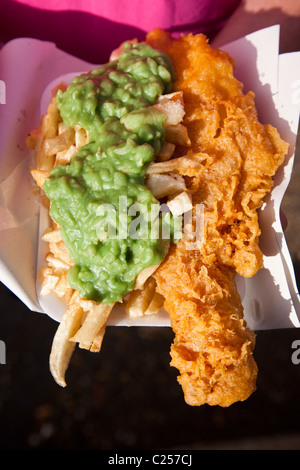 Fish and chips et petits pois sur le Harbourside à Bridlington, East Yorkshire Banque D'Images