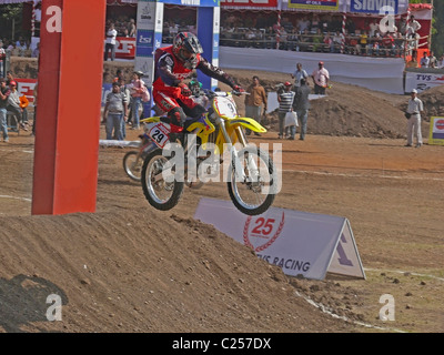 Rider Motocross effectuant un saut sur une moto, Pune, Maharashtra, Inde Banque D'Images