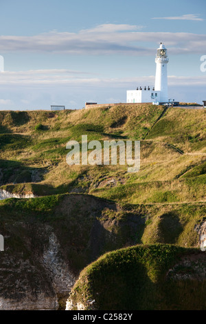 Le phare de Flamborough Head à partir de la côte, Flamborough, East Yorkshire Banque D'Images