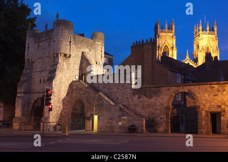 Crépuscule à Bootham Bar et York Minster dans York, East Yorkshire Banque D'Images