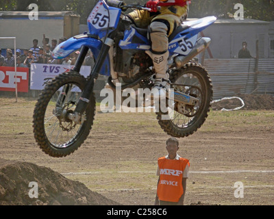 Rider Motocross effectuant un saut sur une moto, Pune, Maharashtra, Inde Banque D'Images