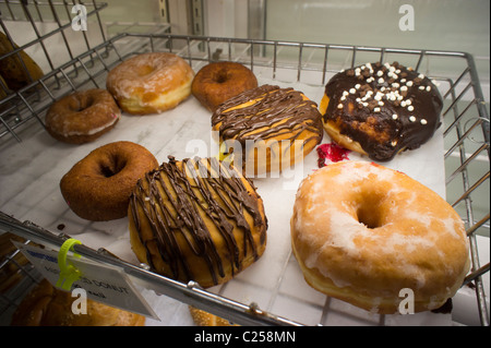 Assortiment de beignets sont vus dans un supermarché boulangerie à New York, le jeudi 31 mars 2011. (© Richard B. Levine) Banque D'Images