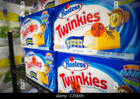 Des boîtes remplies de crème, de délicieux produits de boulangerie dans les Twinkies ministère d'un supermarché à New York. Banque D'Images