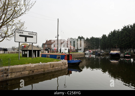 Selby Lock à la jonction rivière Ouse, Selby, Yorkshire du Nord avec les éclusiers de maisons dans l'arrière-plan. Banque D'Images