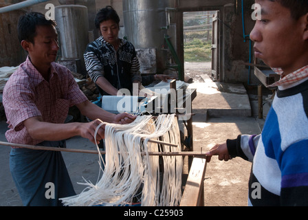 Usine de nouilles. Hsipaw. Le nord de l'État Shan. Myanmar Banque D'Images