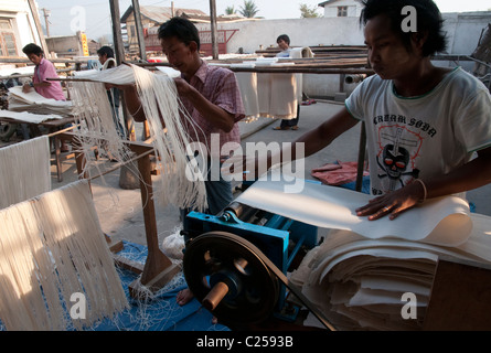 Usine de nouilles. Hsipaw. Le nord de l'État Shan. Myanmar Banque D'Images