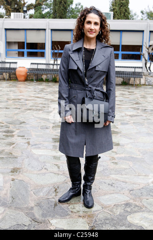 L'actrice Melina Kanakaredes Greek-American visite le Collège Américain de Grèce. Banque D'Images