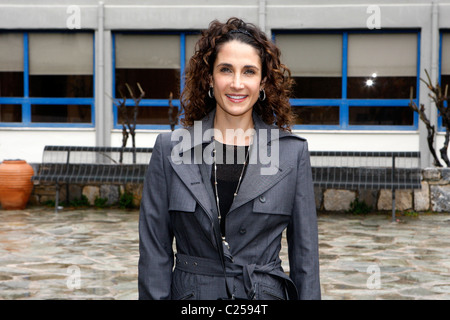 L'actrice Melina Kanakaredes Greek-American visite le Collège Américain de Grèce. Banque D'Images