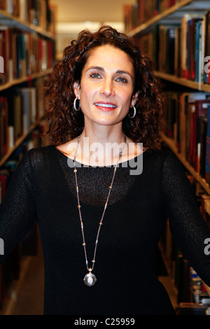 L'actrice Melina Kanakaredes Greek-American visite le Collège Américain de Grèce. Banque D'Images