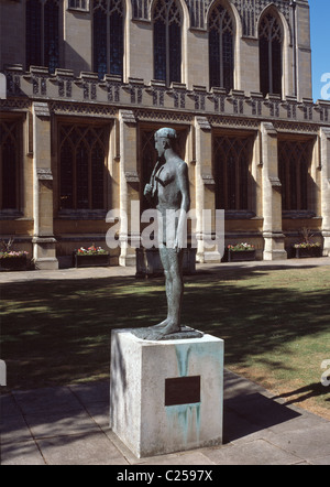 Cathédrale St Edmundsbury, Bury St Edmunds, Suffolk, Angleterre. Statue de Saint Edmund par Elisabeth Frink 1976 Banque D'Images