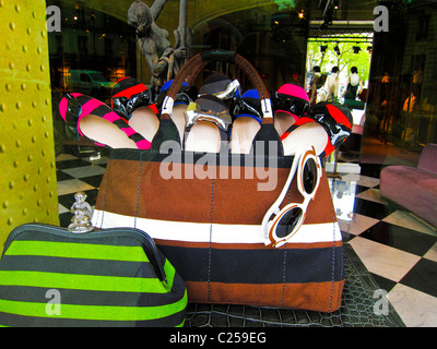 Paris, France, détail, magasin Prada Boutique produits, l'affichage de la fenêtre avant de la femme, accessoires de mode, chaussures de luxe, (magasin temporaire avant d'ouvrir la Rue St Honoré) étiquettes mode Banque D'Images