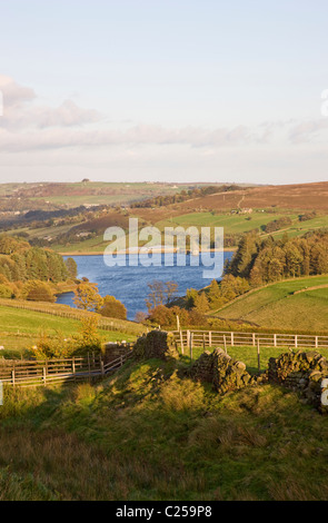 Vue sur Lower Laithe Reservoir du Pennine Way près de Stanbury Banque D'Images